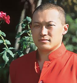 O lider espiritual do budismo tibetano Sakyong Mipham Rimpochê ensina meditação